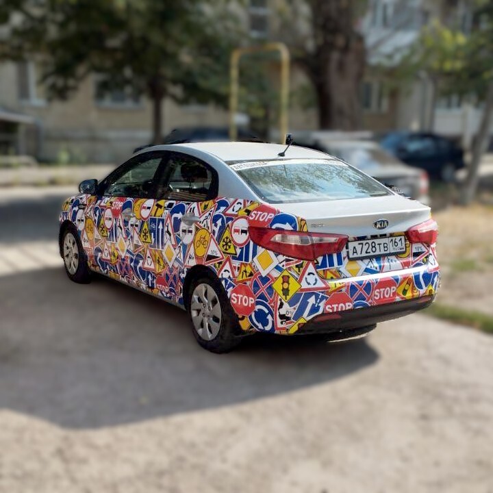 Коммерческий автомобиль с аппликацией и полноцветной печатью — пример работы РА «Рубль 20».