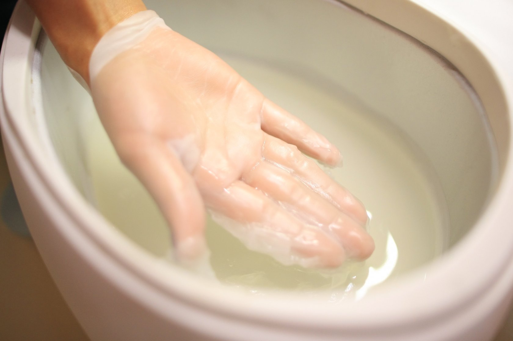 Как делать парафиновые ванночки. Парафинотерапия. Парафин для рук. Ванночка для рук. Восковые ванночки для рук.