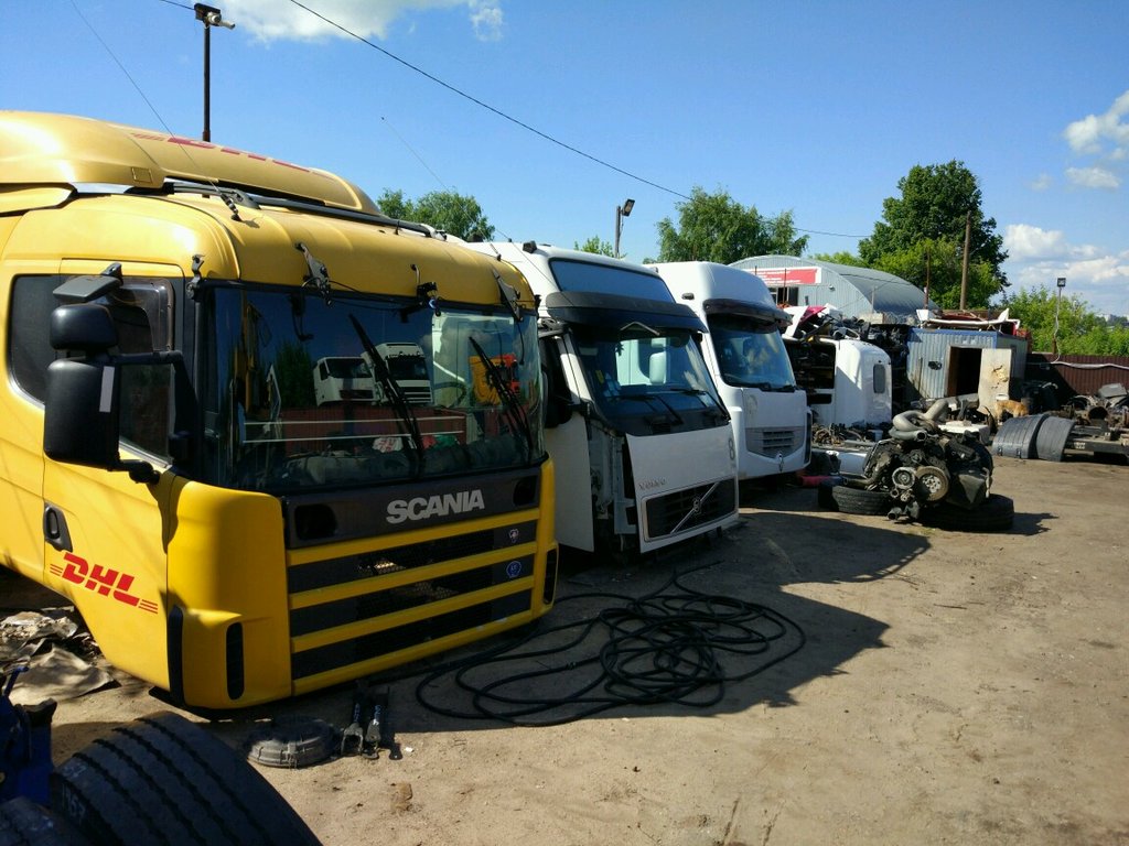 Грузовик в разборе. Грузовая Авторазборка. Фура в разборе. Разборка тягачей.