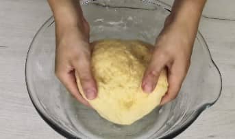 Приготовление закрытого пирога с грибами и картошкой в духовке: шаг 4