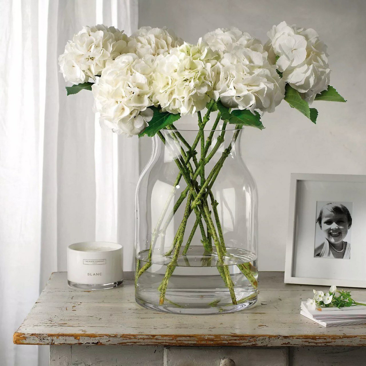 столик для вазы с цветами