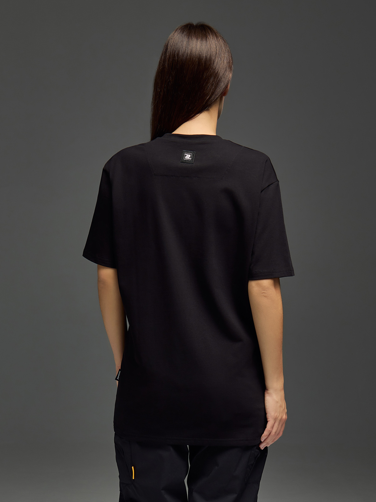 девушка в черной футболке со спины