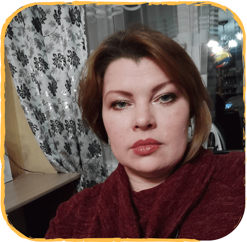 Девушка в бордовом свитере на фоне штор селфи