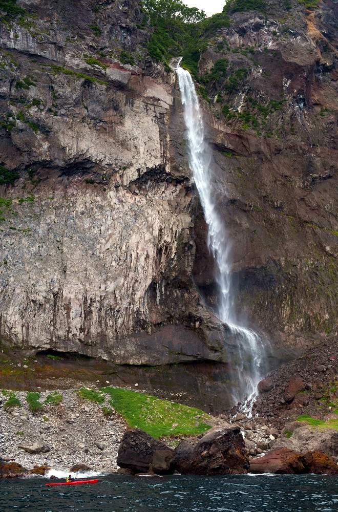 Какие водопады в россии. Водопад на острове Итуруп.