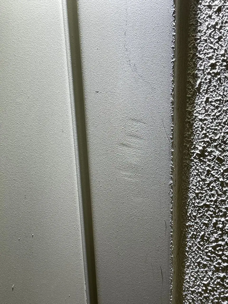 Сколы и повреждения возле порога