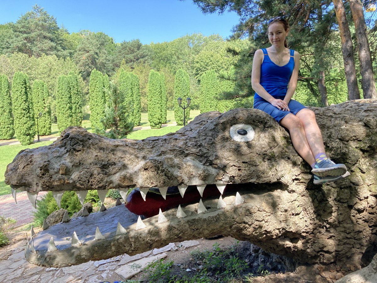 Популярное место у туристов - вход в Долину роз со скульптурой крокодила