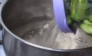 Приготовление маринованных огурцов на зиму по-болгарски: шаг 9
