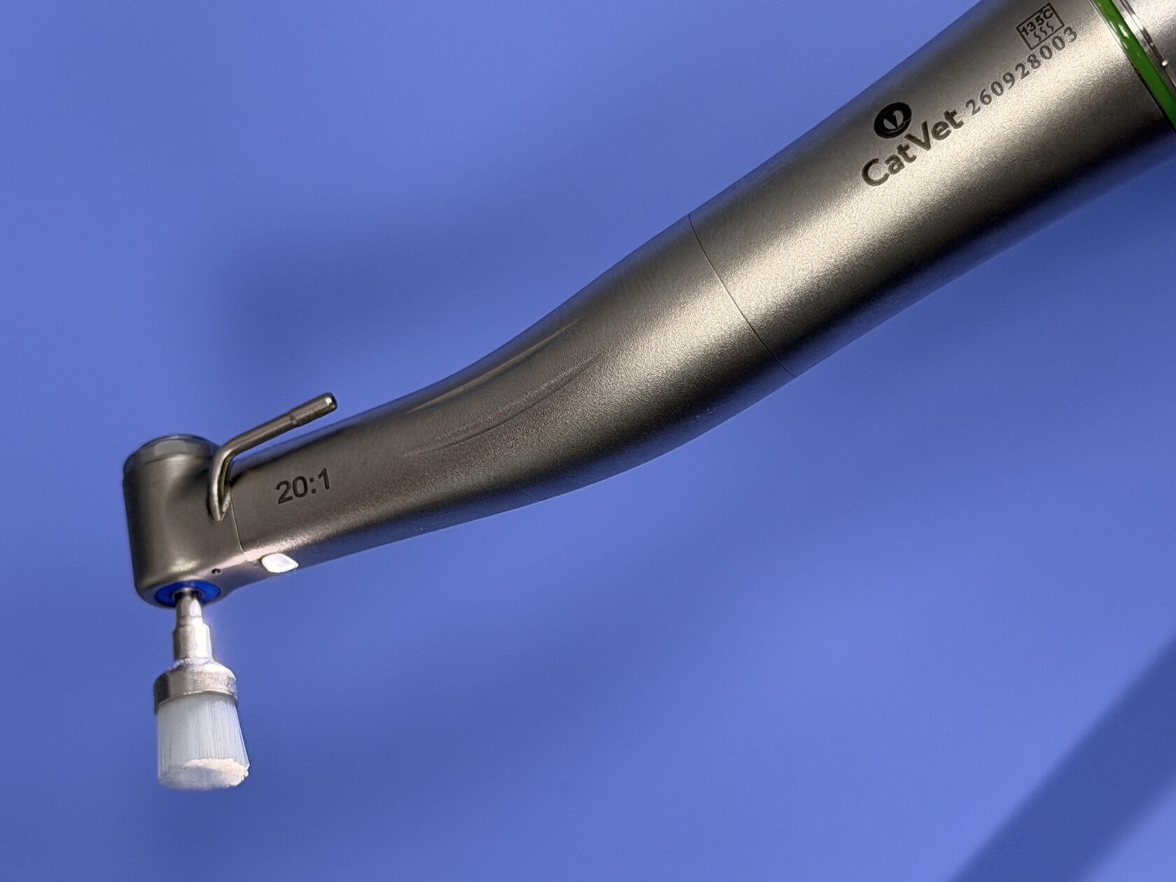 Низкоскоростной наконечник CatVet 20:1 с LED-подсветкой: подсветка рабочей зоны встроена в корпус наконечника, длина волны подобрана для работы с дентином и эмалью