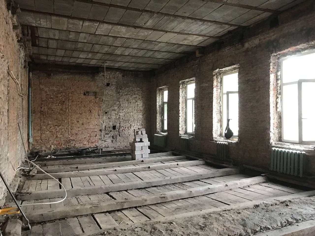 Сбивка старой штукатурки с потолка перфоратором