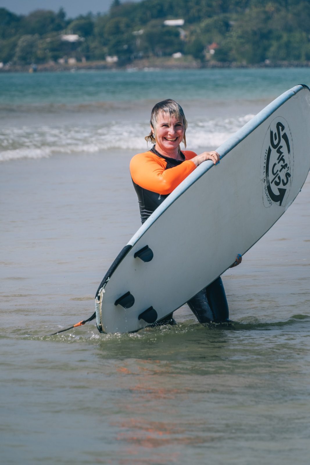 Ученица с доской Surf's Up