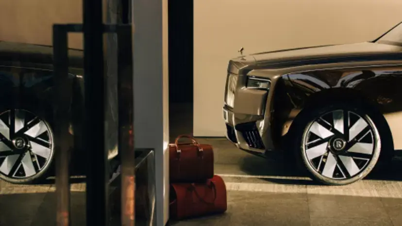 Cullinan Series II рядом с дорожной сумкой