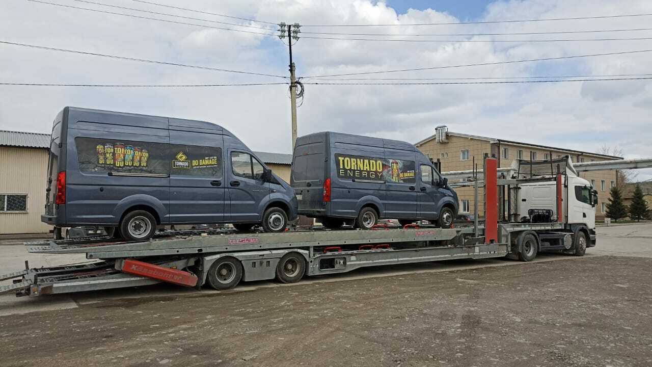 Два автомобиля на платформе автовоза