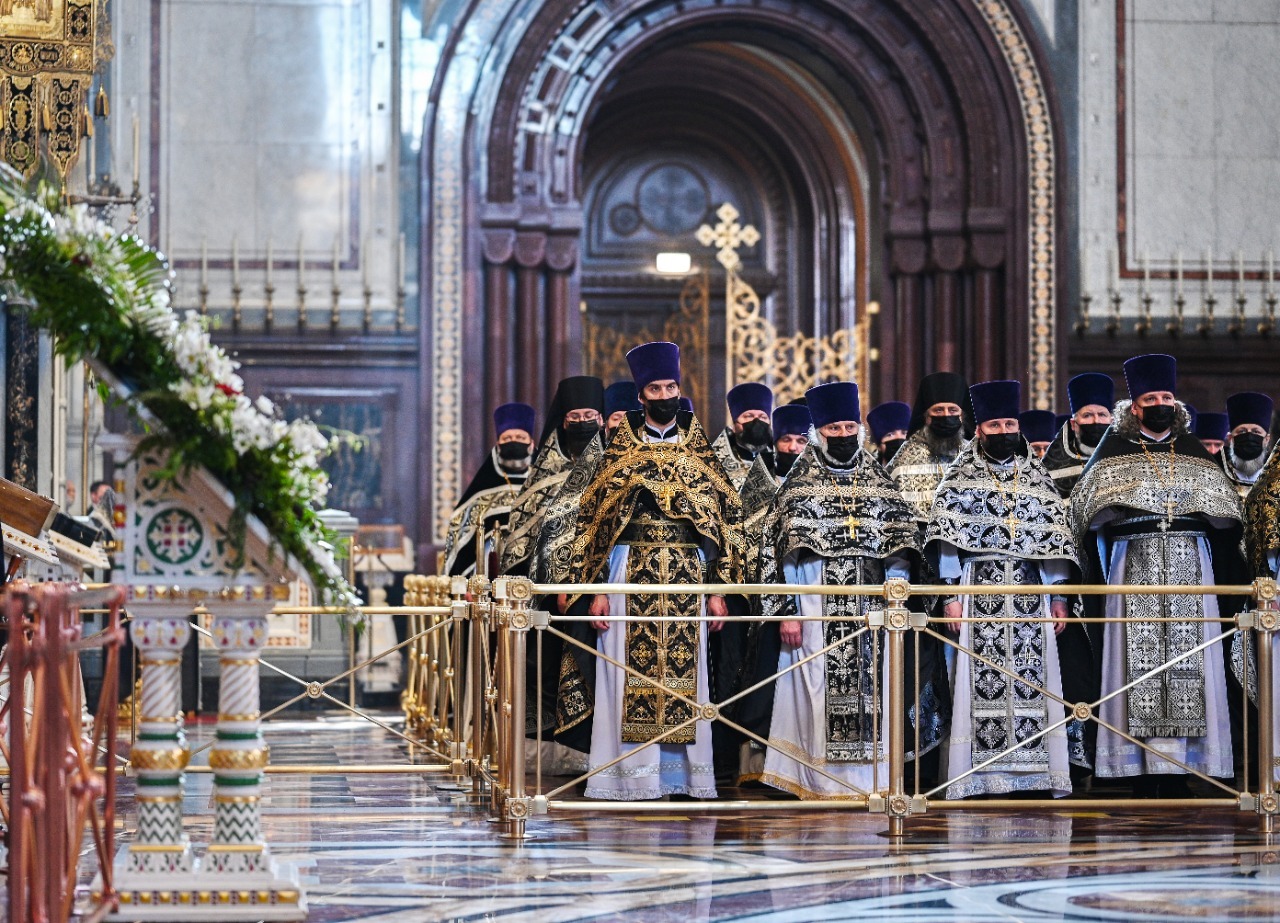 Настоятели храмов москвы. РПЦ храм Христа Спасителя. Богослужебно иерархические награды РПЦ. Награждение в ХХС. Служители храма Христа Спасителя в Москве.