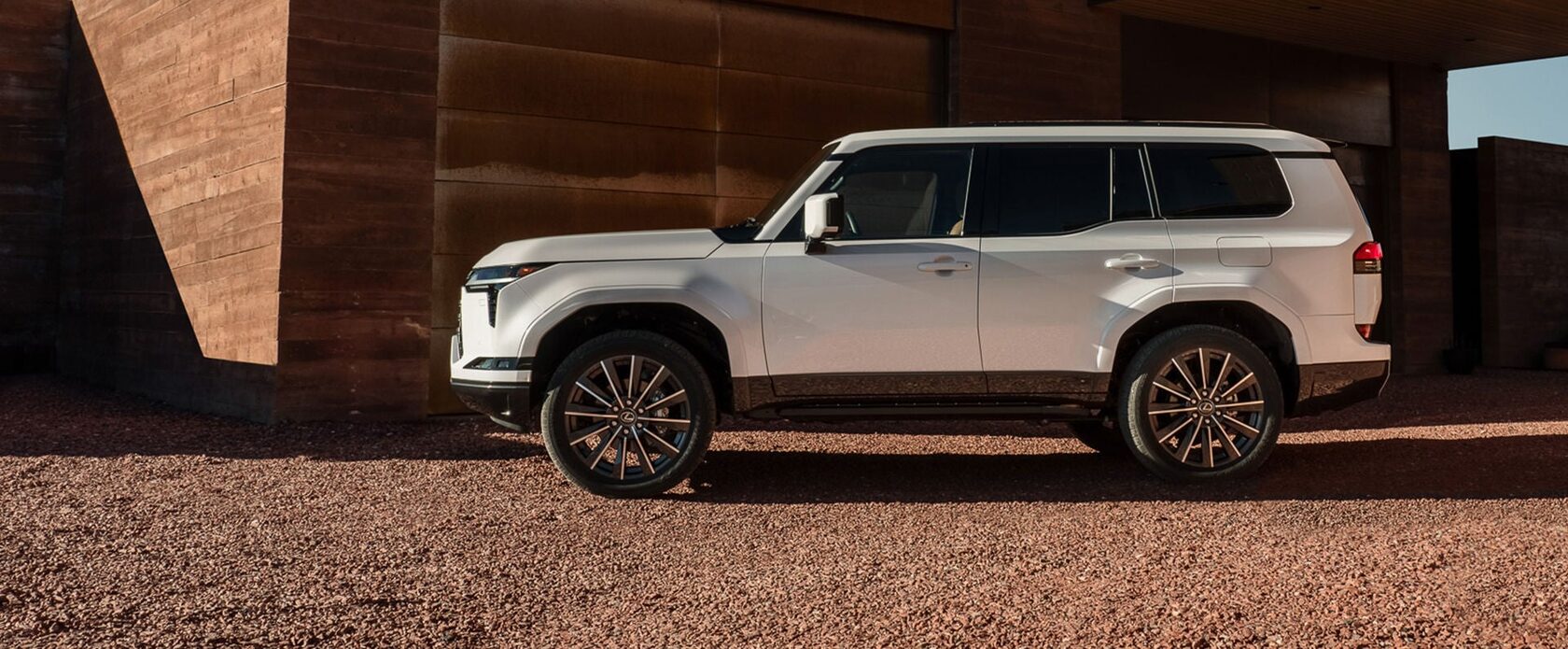 Lexus GX 550 Overtrail+ на фоне природы