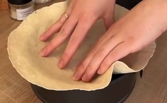 Приготовление тортильи с творогом и сыром в духовке: шаг 1