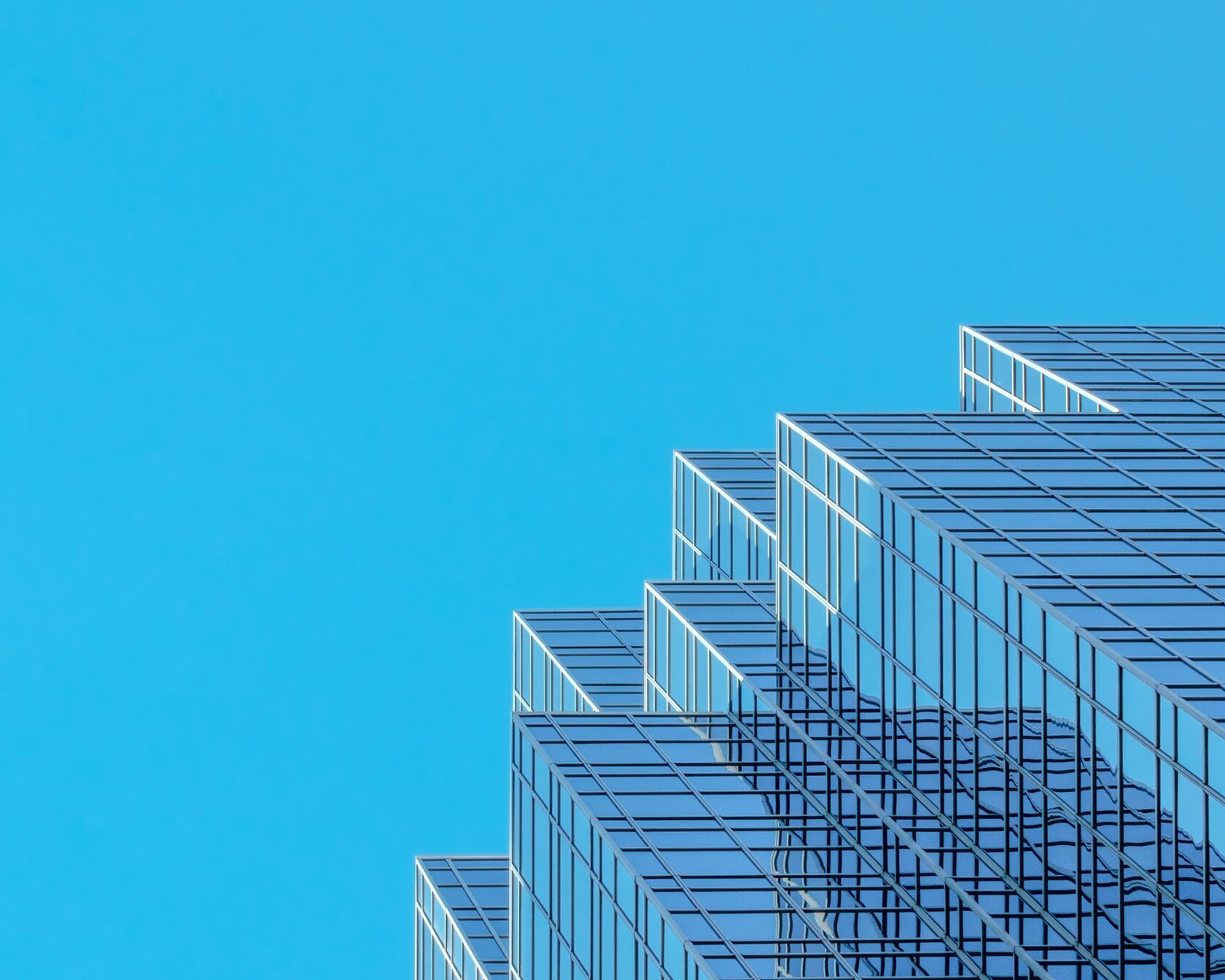 Современная банковская высотка из стекла