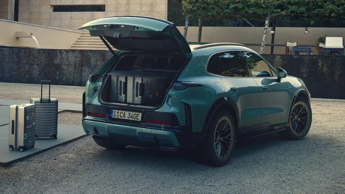 Porsche Cayenne Electric, вид сзади с открытым багажником, иллюстрация производителя