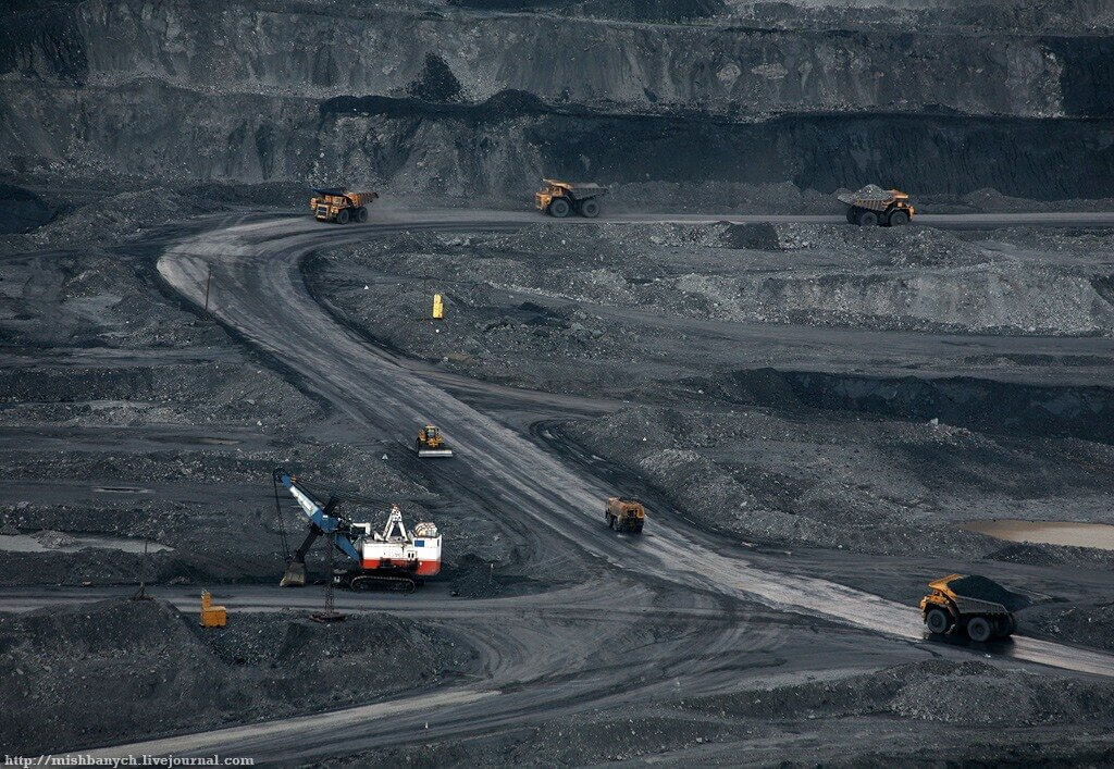 Город центр угледобычи. Кузбасский угольный разрез. Город центр угледобычи. Город центр угледобычи. Угольный карьер в кемеровской области.