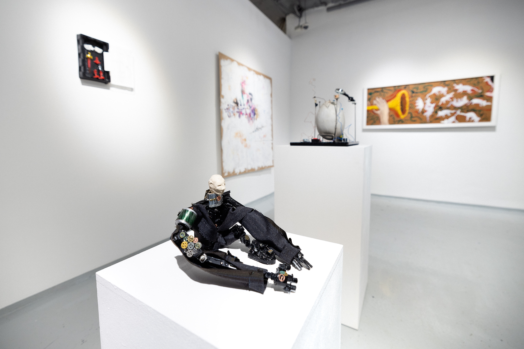 Фрагмент экспозиции Постфактум Владислава Титаева в галерее Most Wanted. Живопись, инсталляция, графика, объекты, смешанная техника