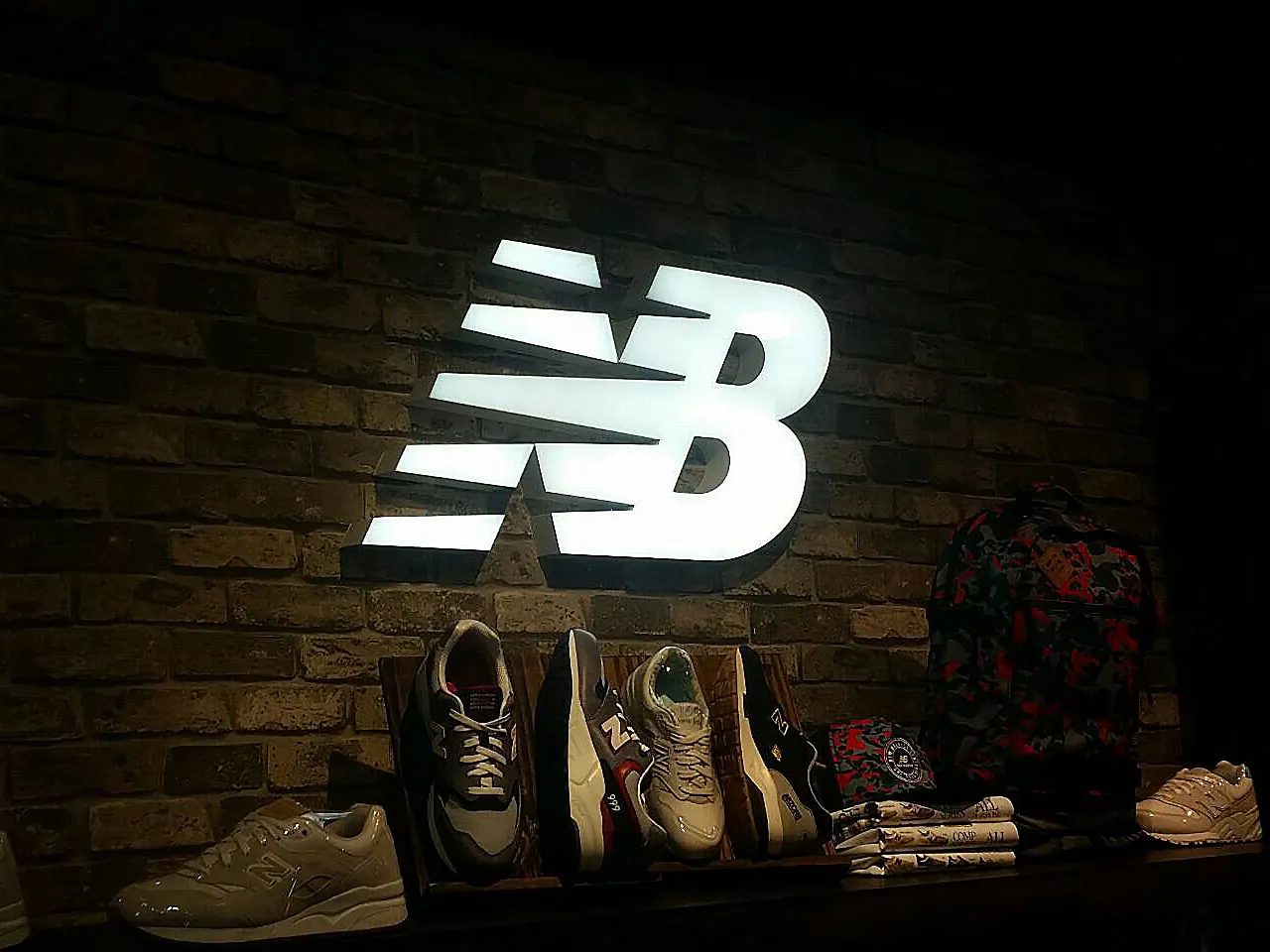 New balance производители спортивных товаров сша. Нью бэланс бренд. New Balance logo. New Ballance logo кроссовки. Кроссовки Нью баланс логотип NB.