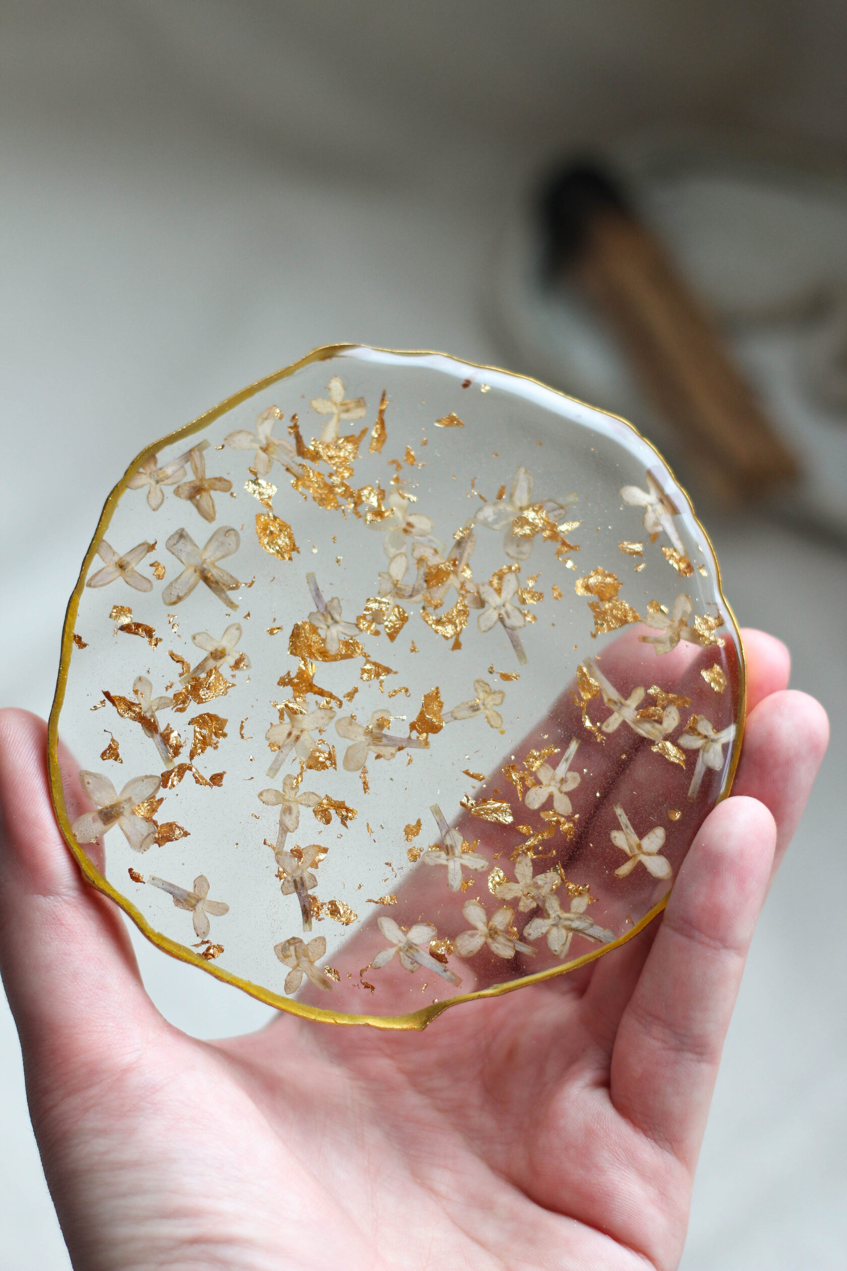 Круглый подстаканник из эпоксидной смолы с натуральными цветами