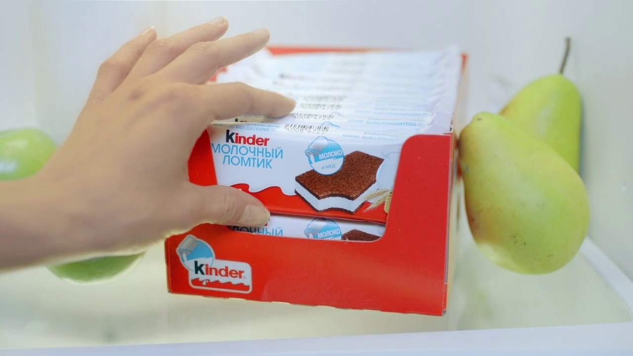 Admonitor kinder сюрприз. Киндер ломтик. Kinder молочный ломтик. Коробка Киндер ломтиков. Киндер сюрприз молочный ломтик.