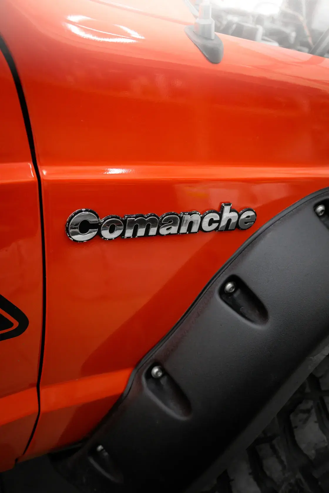 Шильдик Comanche на крыле пикапа