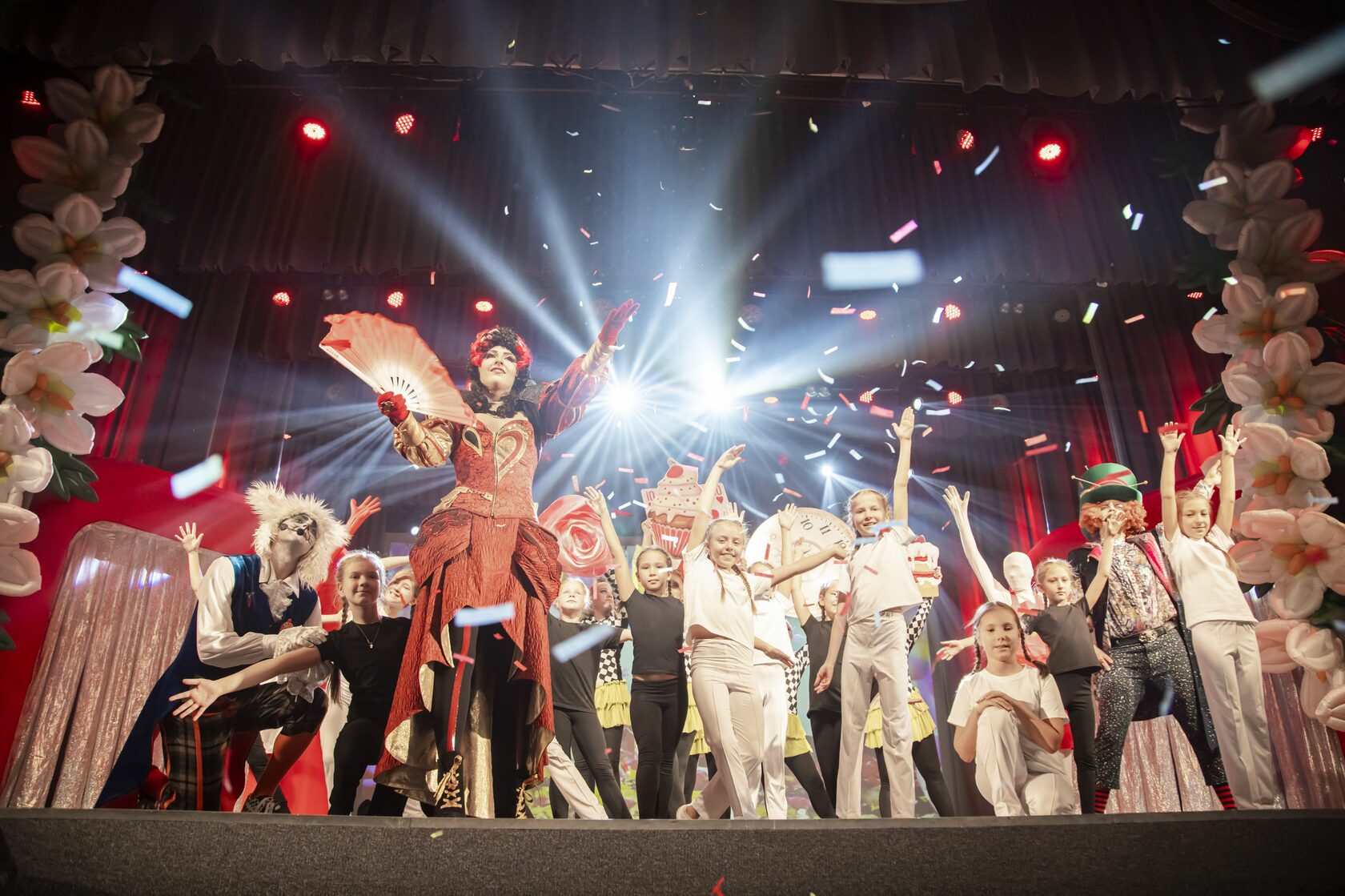 D show. D show. Мюзикл пола негри в москве. Танцы на сцене современные. Шоу барон минхауса.