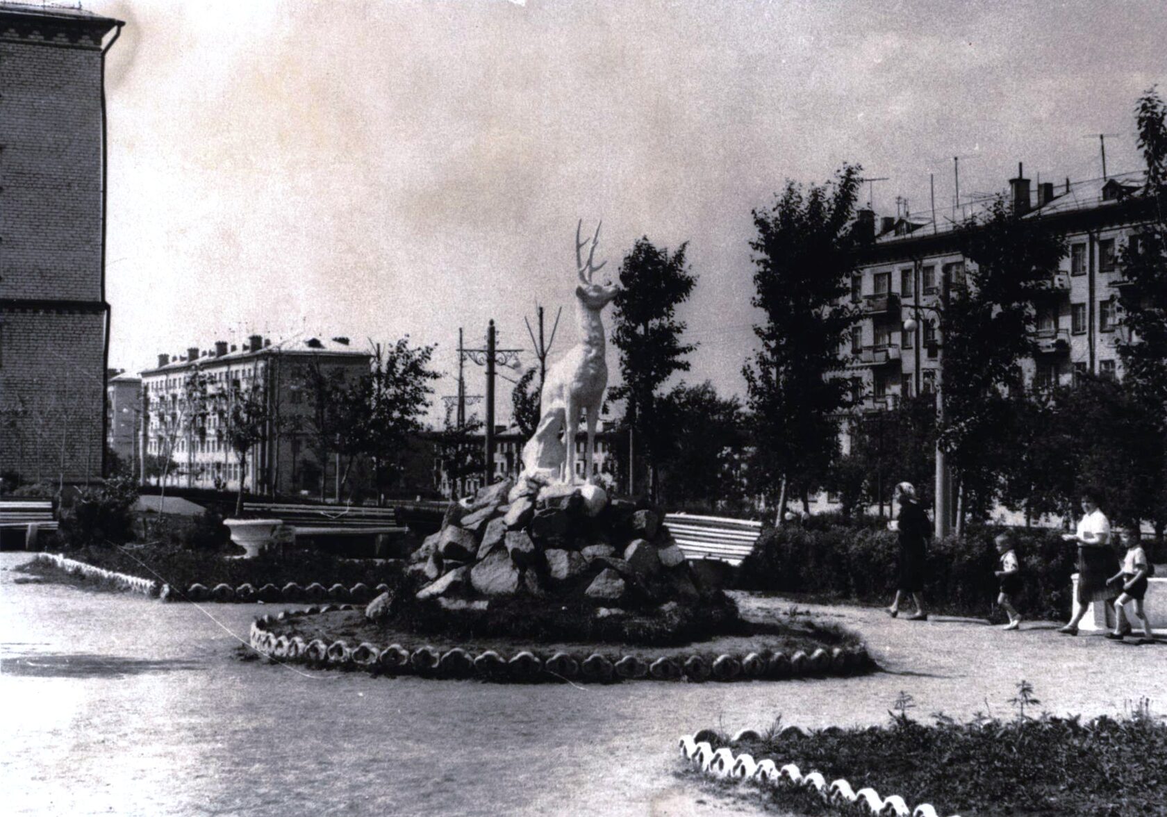 Скульптура "Олень" на ул. Алюминиевой. 1980 г.