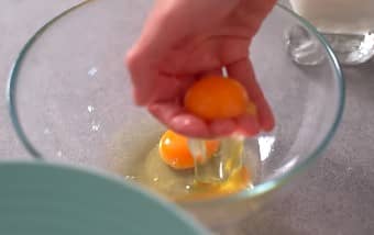 Приготовление американских панкейков на молоке: шаг 1