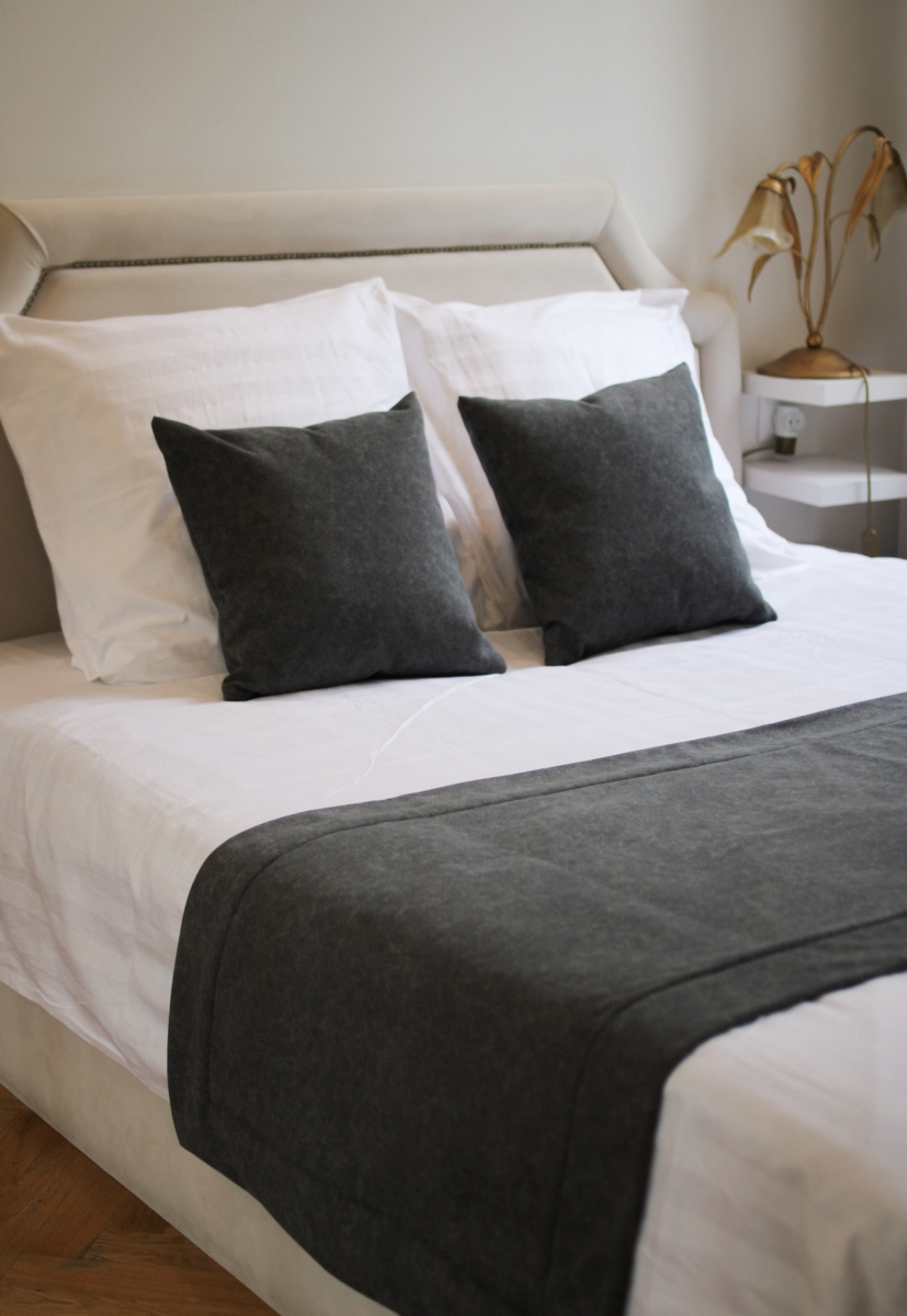 Покрывало серое для отелей оптом