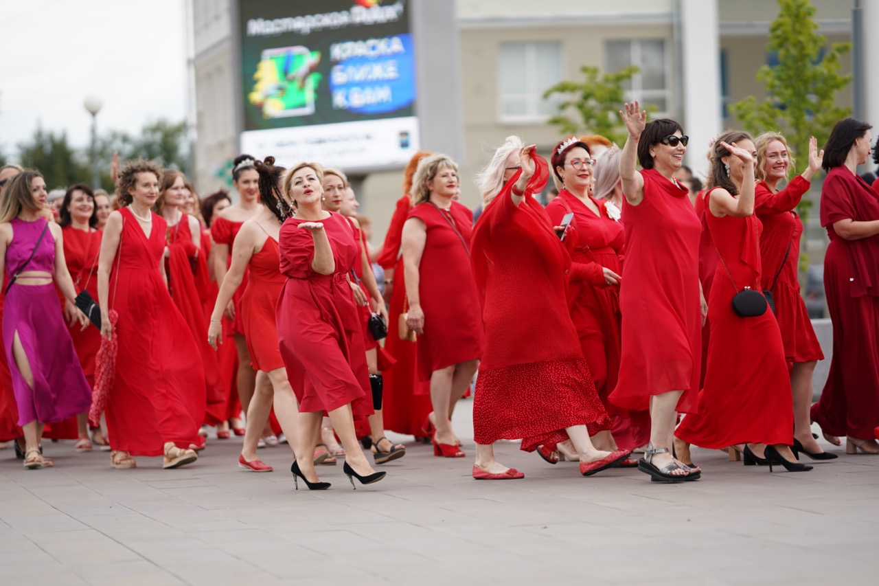 Шествие женщин в красных платьях