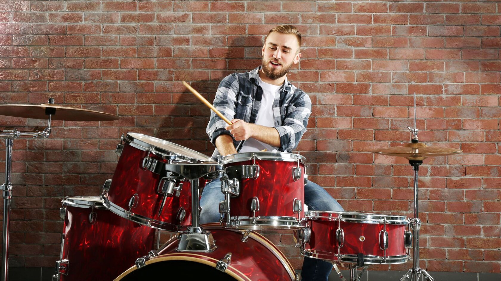 ученик играет на ударной установке в школе музыки