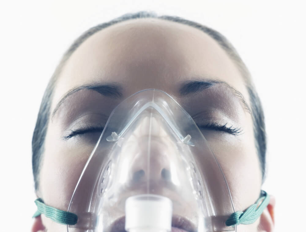 Мозг человека без кислорода. Кислородная маска. Девушка в кислородной маске. Дышать кислородом.