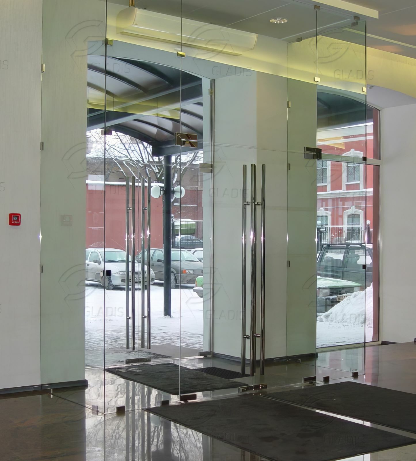 Стеклянные перегородки для зонирования пространства фото