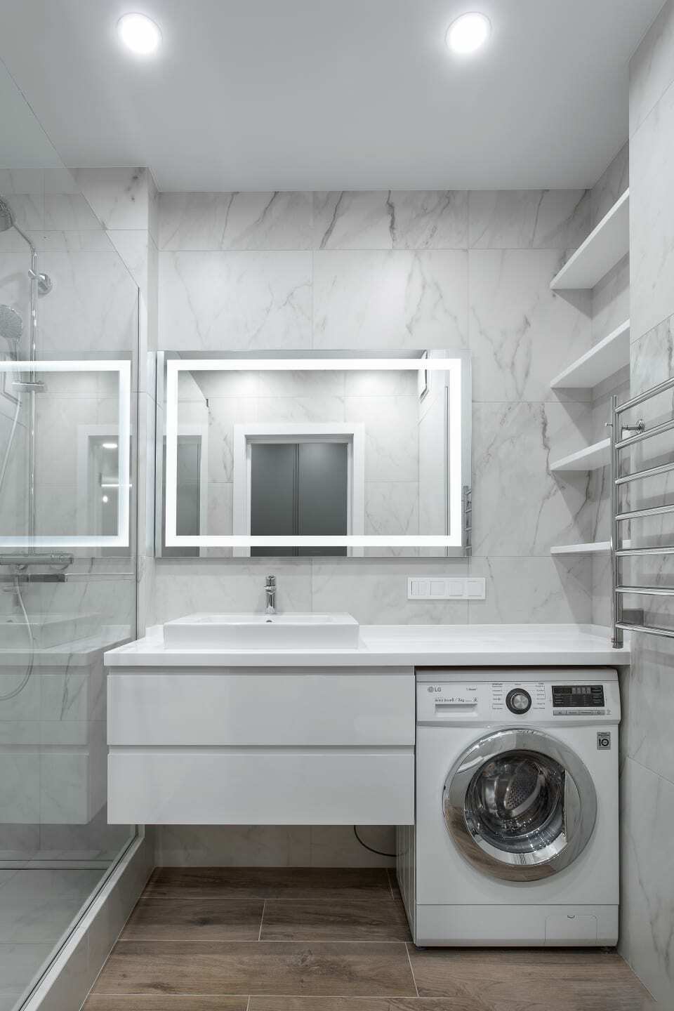 Санузел с инсталляцией и стеклянной перегородкой
