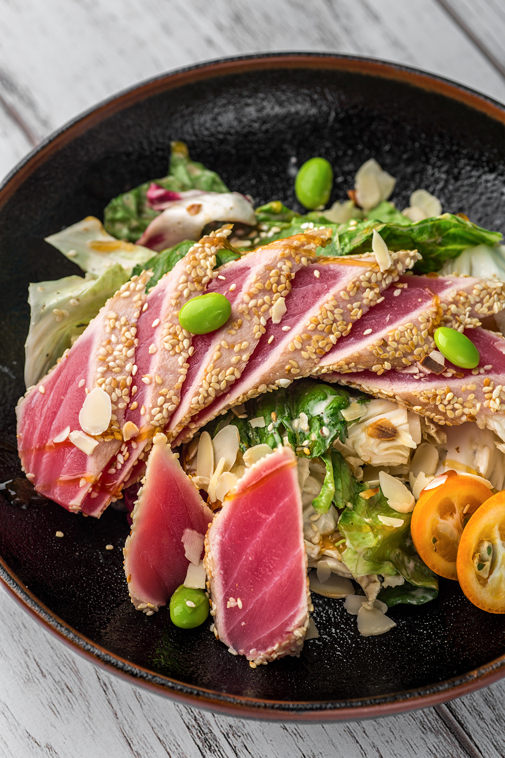 Тунец подача. Стейк тунца татаки. Тунец подача. Ресторанное блюдо из тунца. Блюда из тунца в ресторане.