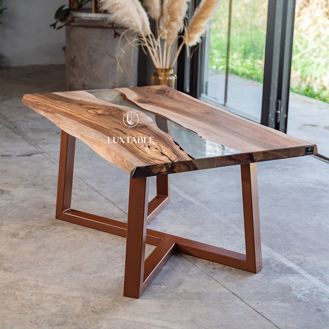 Epoxidharz Tische Alagoas aus europäischem Nussbaum und hellblauem Epoxidharz mit Metallic Effekt