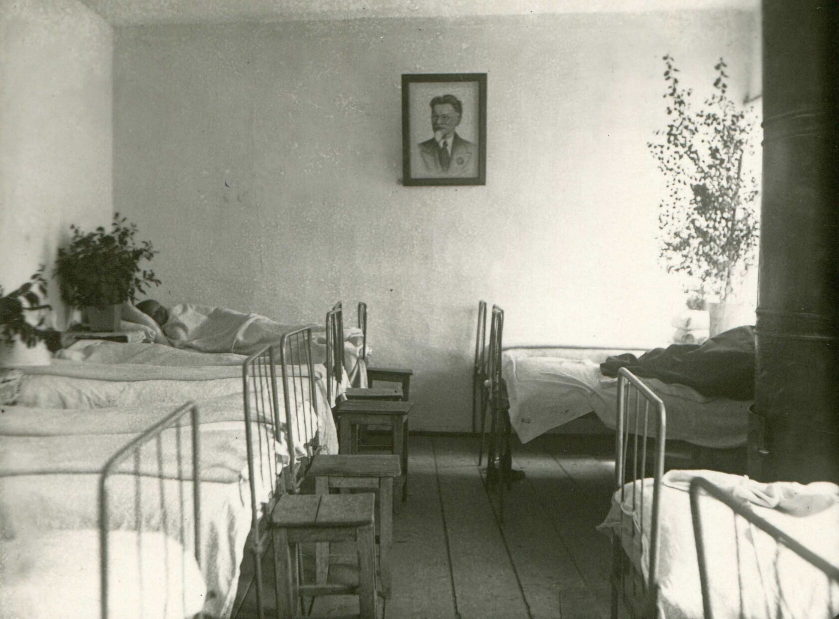 Интерьер рабочего общежития Юрюзанского завода имени Кирова. 1943 г. 