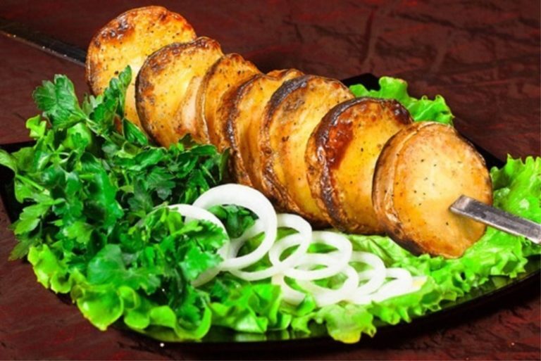 Толченый картофель на сковороде с зеленью и луком