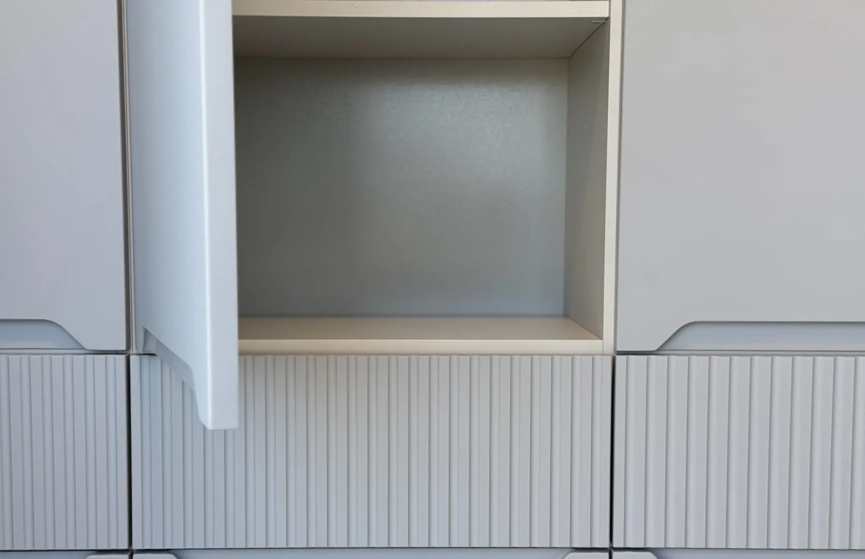 Распашной шкаф из ЛДСП Egger и МДФ с подсветкой фото 9