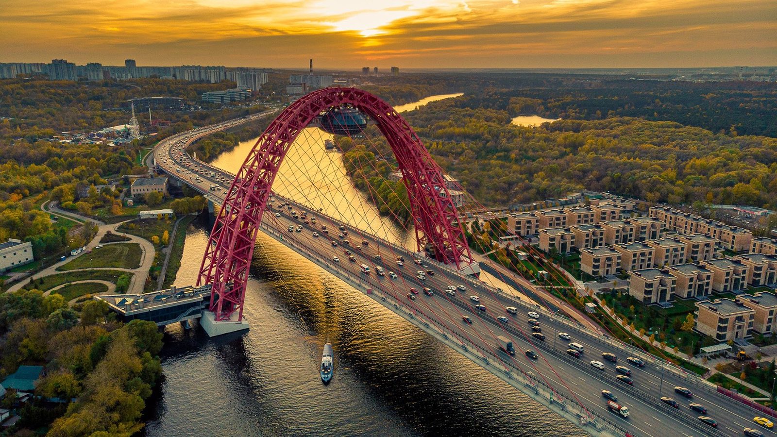 Арочный мост через Москву-реку и набережная, вид сверху