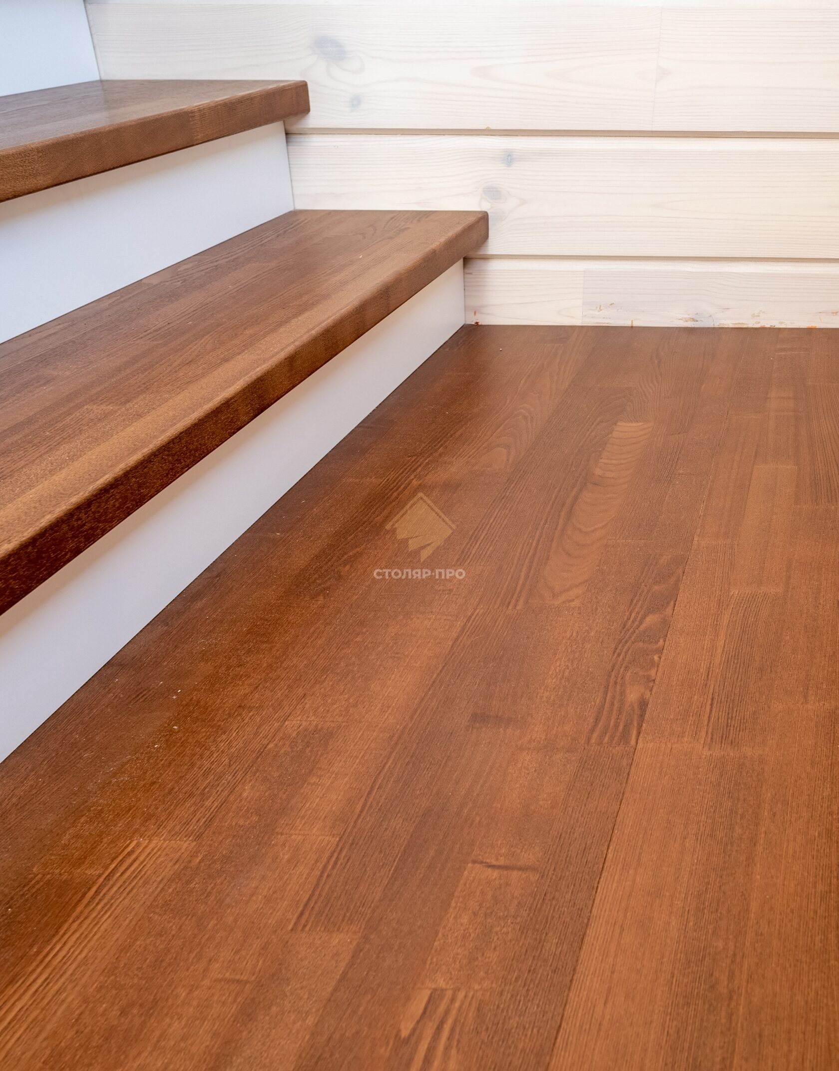 Отделка металлической лестницы, облицовка деревом металлического ...