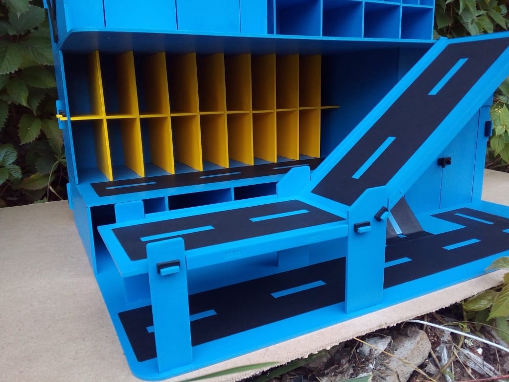 Парковка большая, с трамплином из фанеры