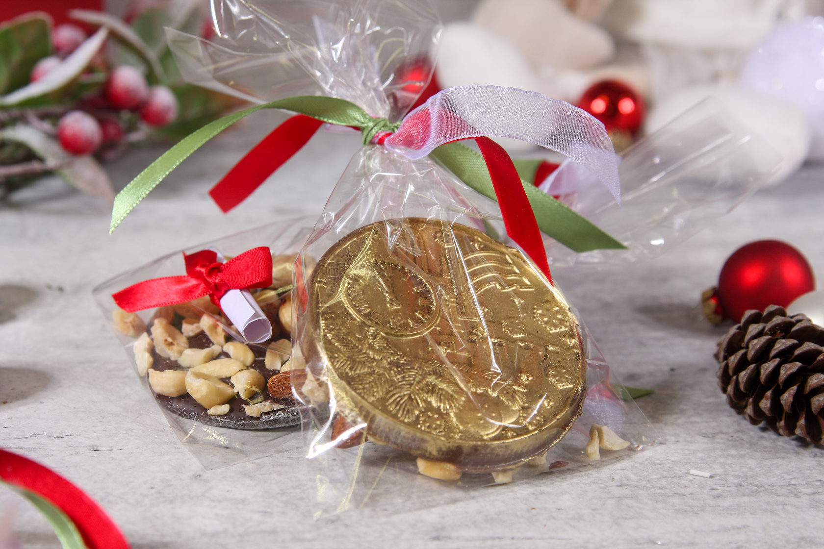 Шоколадные подарки новый год. Шоколадная медаль. Шоколадная медалька. Сладкие подарки из шоколадных монет. Медалька из шоколада.