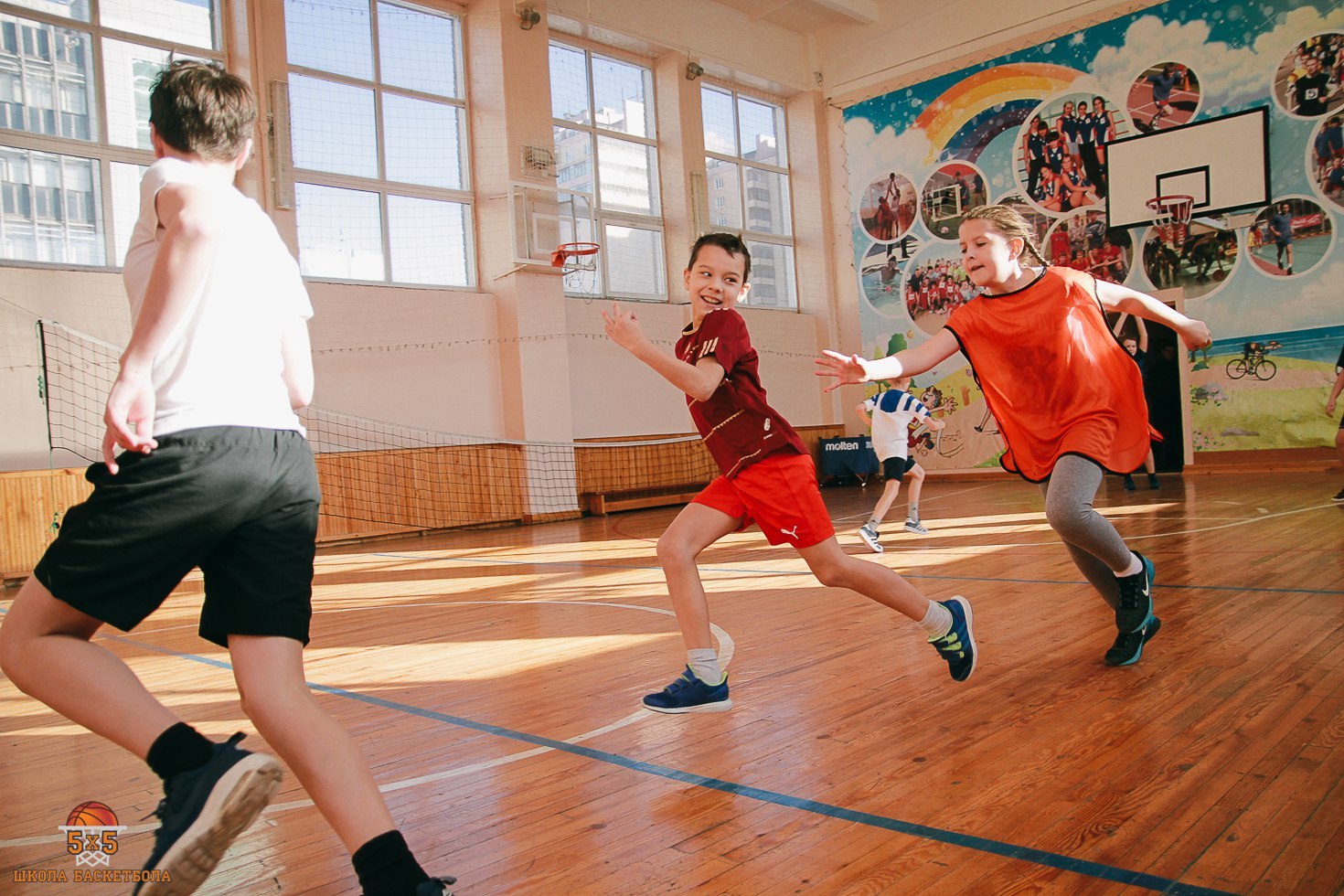 Physical games. Занятия спортом в школе. Урок физической культуры. Дети на физкультуре в школе. Занятия баскетболом для детей.