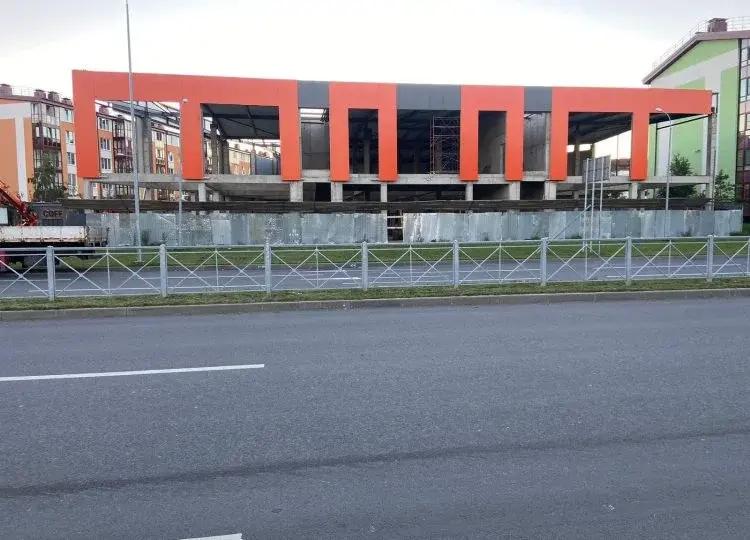 Установка доборных элементов на кровлю торгового центра - завершающий этап