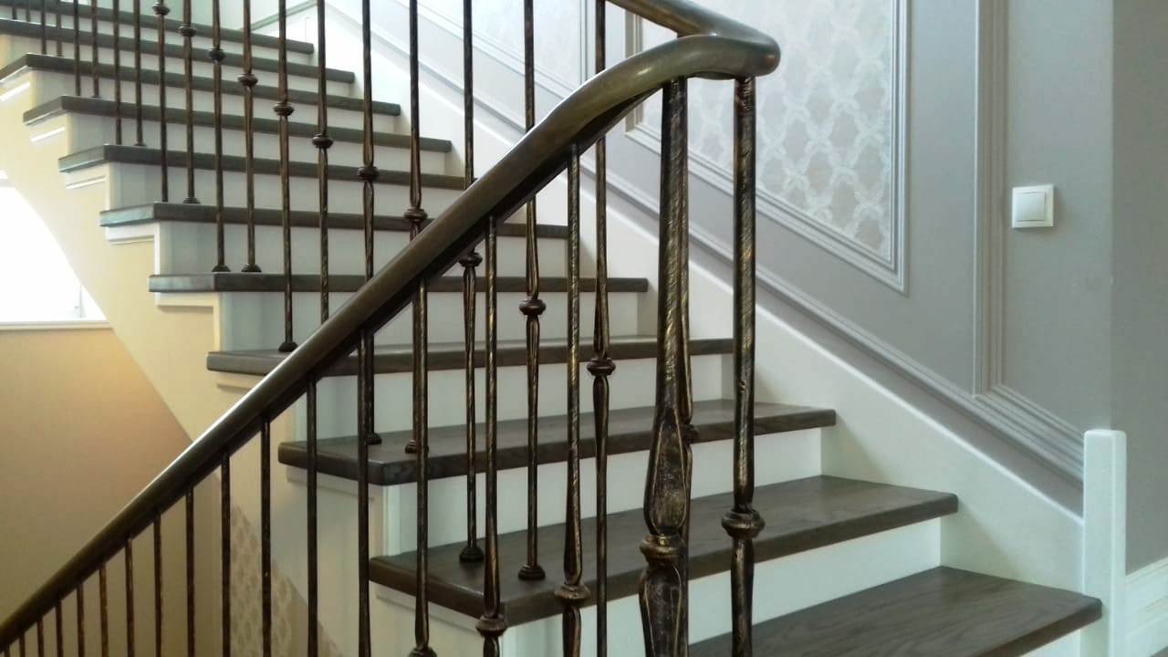 Забор с коваными пиками
