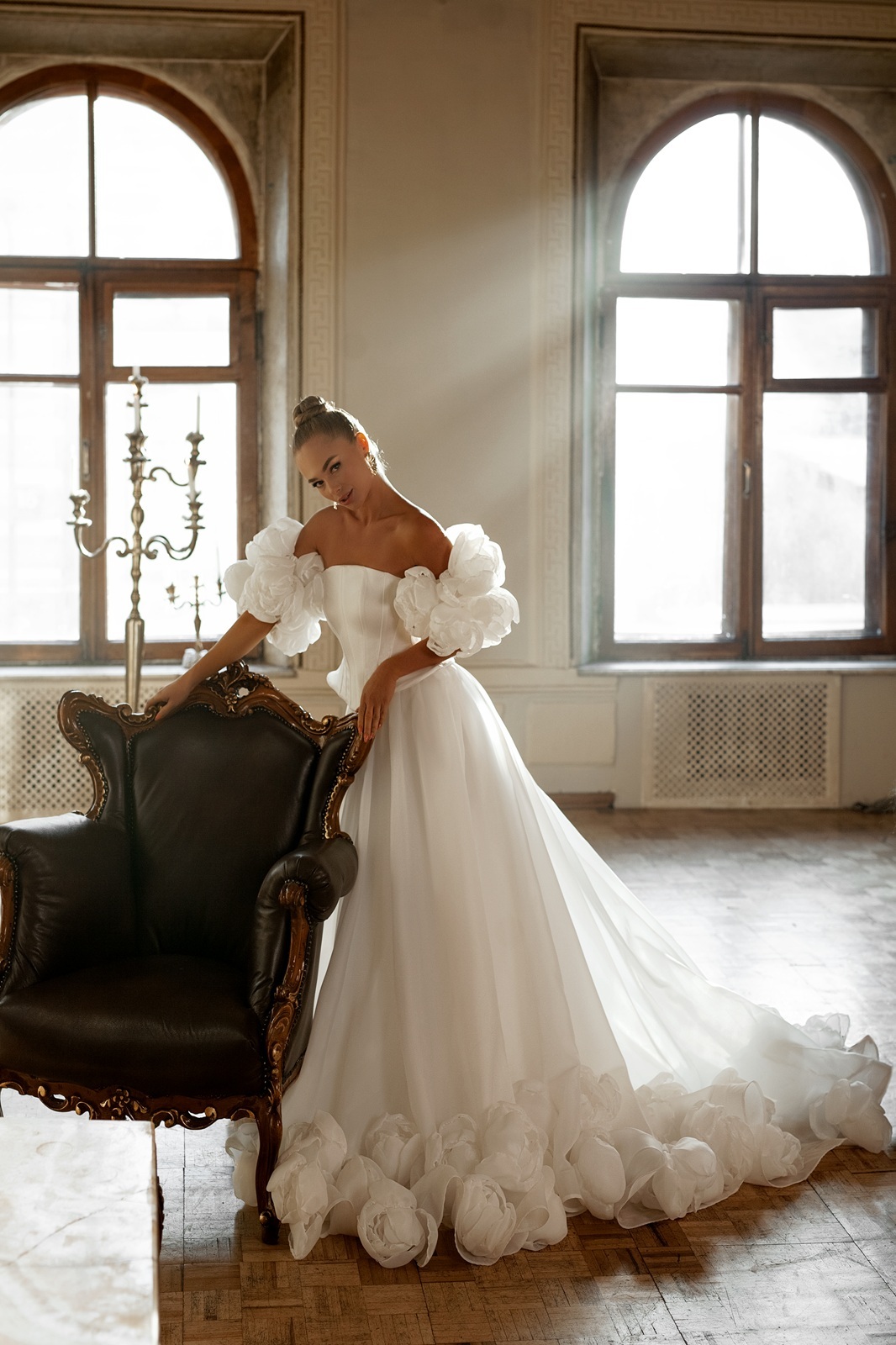 Свадебное платье роскошное с объемными цветами