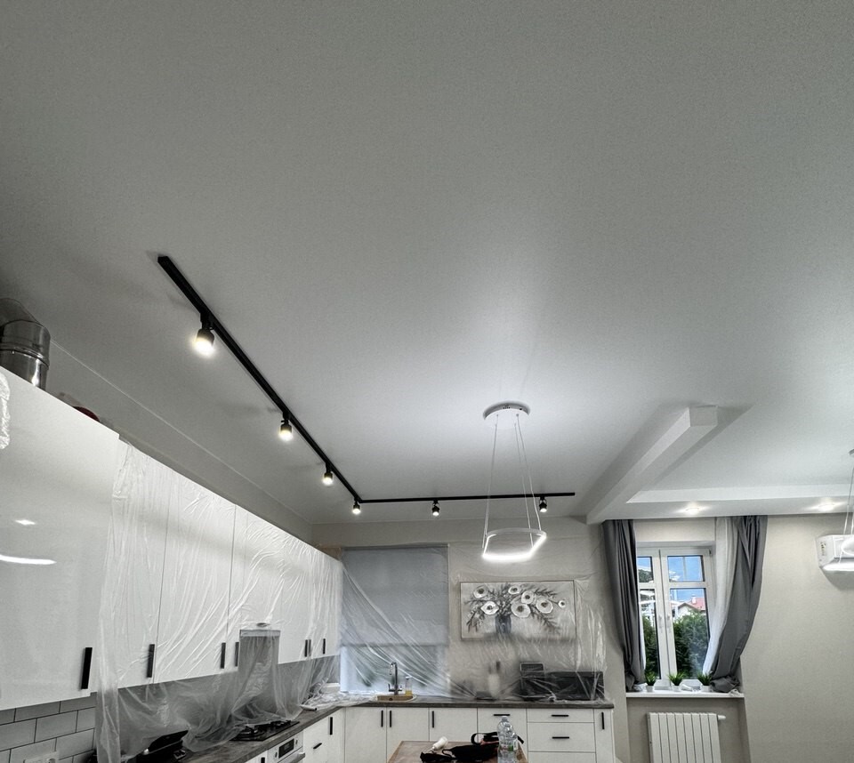 Плоский натяжной потолок с подсветкой в стиле минимализм